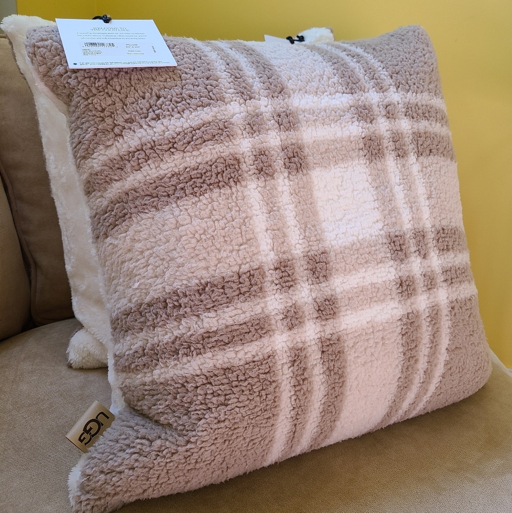 UGG PILLOW✨️HOST PICK✨️